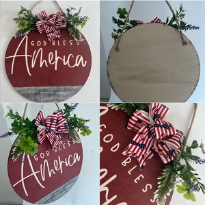 Detailansicht eines Holzschilds mit God Bless America Schriftzug und floralem Band