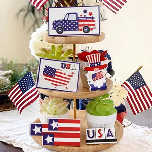 Détail de déco de plateau étagé du 4 juillet avec motifs drapeau USA et signes en bois
