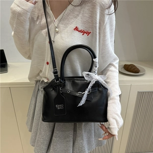 Sac bandoulière carré en cuir noir avec nœud en dentelle blanche et bandoulière réglable