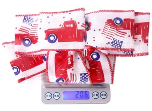Detailopname van Independence Day lint met patriottische sterren en strepen op de weegschaal