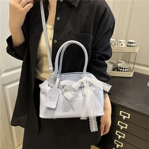 Sac à bandoulière carré bleu clair avec nœud en dentelle blanche et sangle réglable