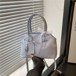 Borsa a mano minimalista azzurra con fiocco in pizzo e tracolla da donna elegante