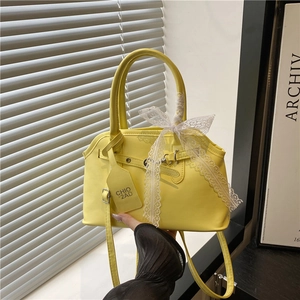 Borsa a mano in pelle giallo limone con fiocco in pizzo bianco e tracolla