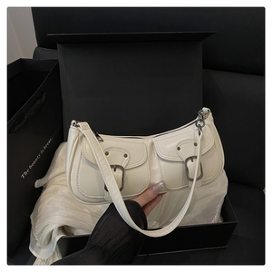 Détail du sac baguette blanc avec doubles poches et son coffret cadeau de luxe
