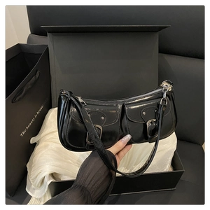 Sac baguette noir brillant avec boucles argentées dans un coffret cadeau de luxe