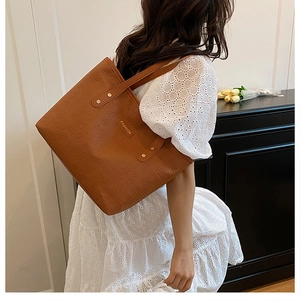 Sac cabas en cuir marron avec motifs géométriques embossés et logo Fashion élégant