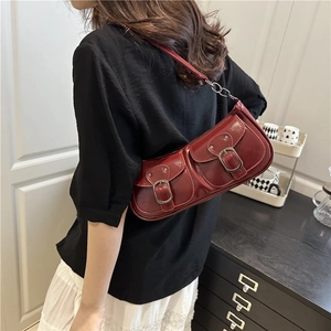 Sac baguette rouge rétro en similicuir avec deux poches et bandoulière à chaîne en métal