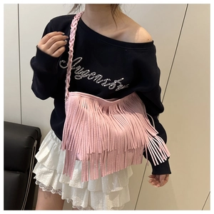 Sac bandoulière rose avec de longues franges et une bandoulière tressée