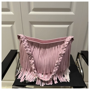 Détails du sac à bandoulière rose avec franges et poignée en corde tressée artisanale