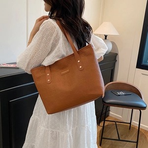 Sac fourre-tout marron en cuir avec motifs géométriques embossés et plaque logo