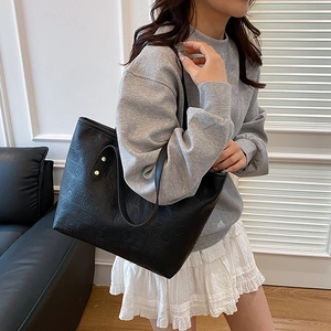 Grand sac cabas noir minimaliste avec motifs lettres et bandoulière réglable