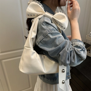 Sac croissant blanc avec grand nœud à clous et détails plissés effet nuage pour femmes