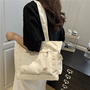 Sac fourre-tout en toile beige minimaliste avec poche zippée et porte-bouteille latéral