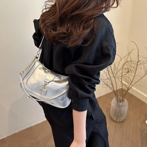Sac bandoulière argenté chic avec bandoulière chaîne et fermoir mousqueton pour femme