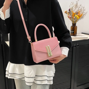 Sac bandoulière carré rose avec fermoir doré et bandoulière réglable mode été