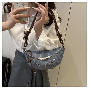 Sac hobo en jean bleu avec perles, chaînes argentées et bandoulière en corde nouée