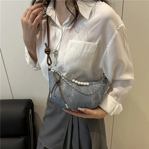 Sac croissant en jean bleu avec chaîne en perles et bandoulière en cuir noué