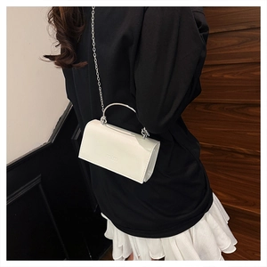 Details der weißen Mini-Tasche mit silbernem Ringgriff und Kettenriemen für Damen