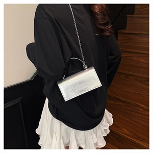 Silberne Mini-Quadrat-Tasche mit Metallic-Finish, Kettenriemen und mjm-Logo auf der Klappe