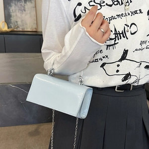 Hellblaue Mini-Umhängetasche aus Kunstleder mit Silbergriff und Kettenriemen für Damen