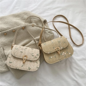 Sac bandoulière en paille avec broderies florales et fermoir doré en tons crème et naturel