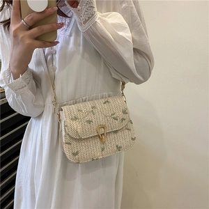 Sac bandoulière en paille d'été avec broderie florale verte et fermoir en métal doré