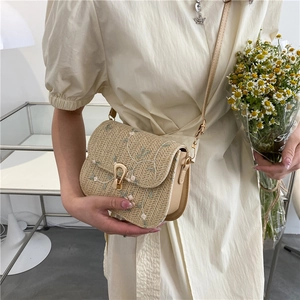 Sac bandoulière en paille avec broderie florale et fermoir métallique en fer à cheval