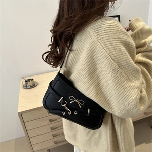 Sac baguette noir minimaliste pour femme avec un nœud doré et une bandoulière en cuir