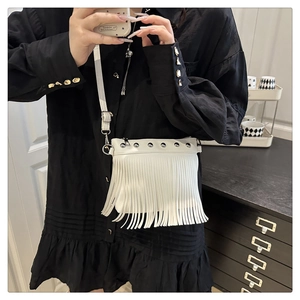 Selfie miroir d'un sac bandoulière blanc en PU avec longues franges et détails métalliques