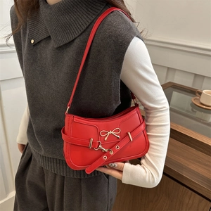 Sac bandoulière chic en cuir PU rouge avec nœud métallique et boucle, tendance été 2025