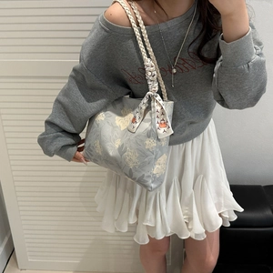 Sac fourre-tout à fleurs avec anses en corde tressée et foulard en soie bleu gris