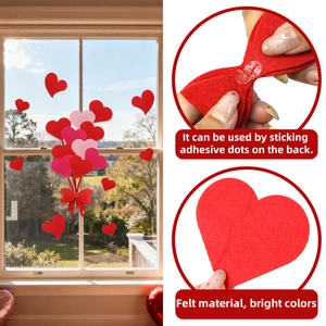 Détail de stickers cœurs en feutre rouge et rose avec points adhésifs pour fenêtres