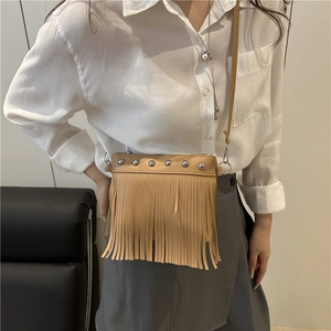 Sac bandoulière kaki avec clous argentés et longues franges sur modèle féminin