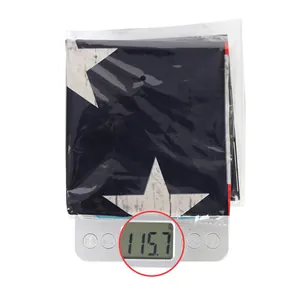 Gewichtsmessung der Sternmuster-Tischdecke zum Unabhängigkeitstag in Verpackung