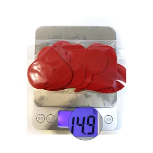 Détail macro d'autocollants en feutre rouge en forme de cœur sur une balance numérique