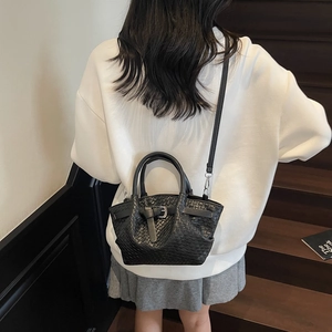 Sac seau tissé noir élégant avec poignées et bandoulière amovible pour femme