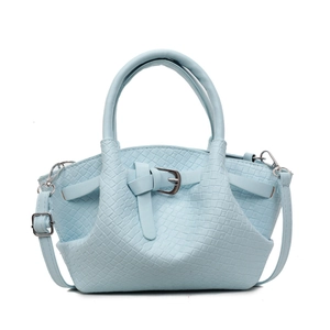 Sac seau bleu clair tressé avec garnitures argentées et bandoulière amovible