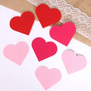 Gros plan de stickers muraux en feutre en forme de cœur rouge et rose pour la Saint-Valentin