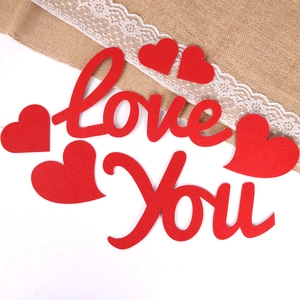 Détail d'autocollants Love You en feutre rouge et cœurs pour décoration de fête