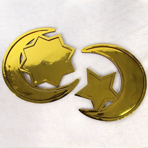 Detail von zwei goldenen Mond- und Stern-Tabletts für die arabische Dekoration