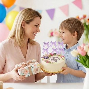 Dettaglio di 6 topper per torta con fiocchi di raso viola su torta per la Festa della Mamma
