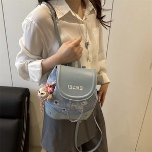 Mini sac à dos bleu clair en denim avec chaîne en métal et pendentif singe en peluche