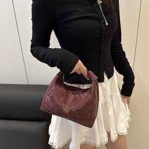 Sac à main demi-lune bordeaux en relief serpent avec poignée nouée et logo doré chic