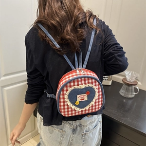Mini sac à dos vichy rouge et blanc pour femme avec poche en jean bleu en forme de cœur