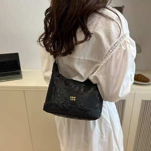 Sac hobo minimaliste noir à motif serpent avec logo doré et poignée élégante pour femme