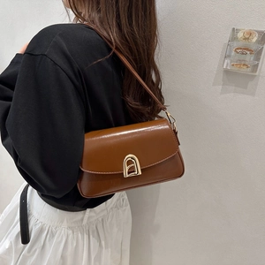 Sac baguette minimaliste en cuir marron brillant avec boucle en métal doré
