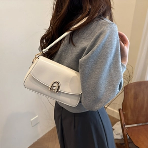 Sac à bandoulière minimaliste en similicuir blanc avec fermoir fer à cheval doré porté