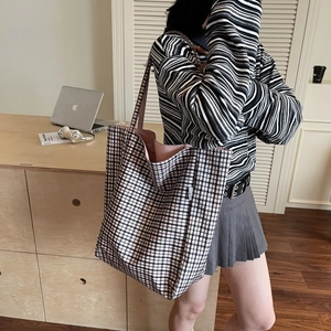 Minimalist black and white plaid tote bag with large capacity and pink lining