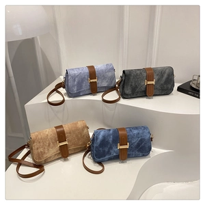 Détail de sacs baguette rétro avec boucles en H vintage en quatre couleurs assorties