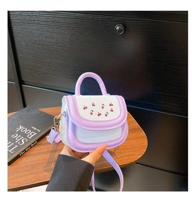 Détail d'un mini sac bandoulière avec imprimé cerise et contraste de couleurs violet et blanc